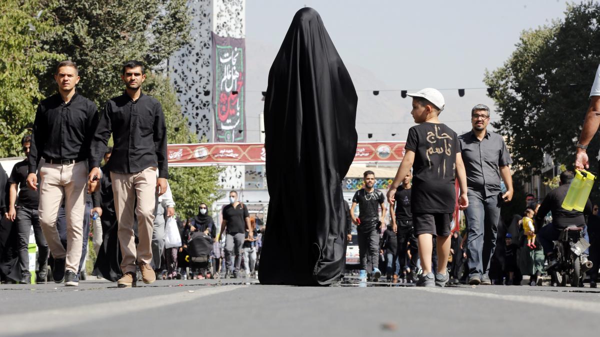 La confusión reina en Irán sobre el futuro de la Policía de la Moral: "Es un engaño para apaciguar a los revolucionarios"