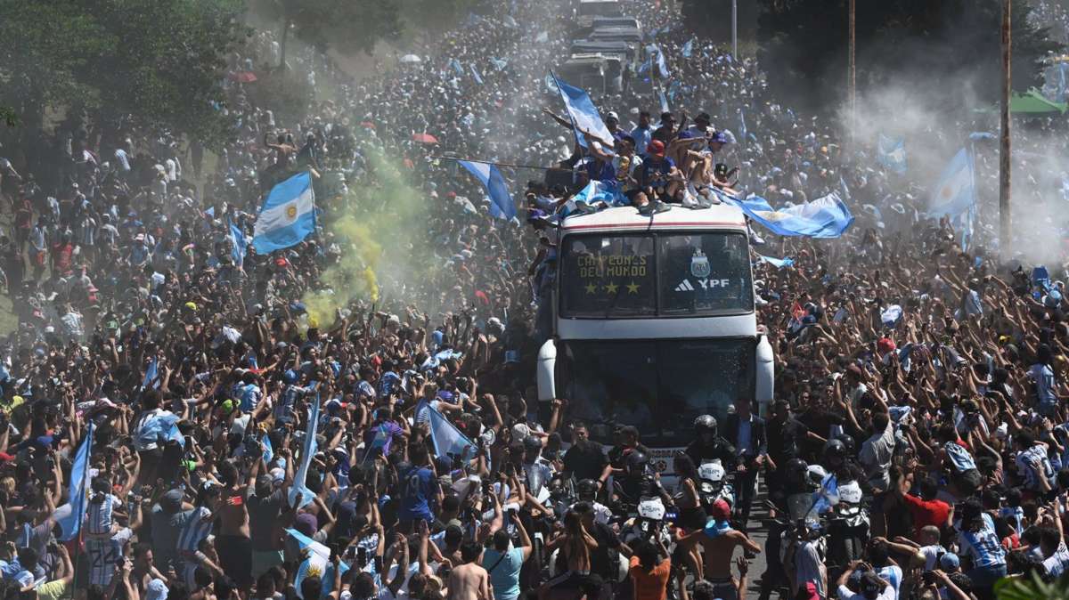 Locura total en Buenos Aires: los campeones del mundo acaban evacuados en helicóptero por el caos en las calles