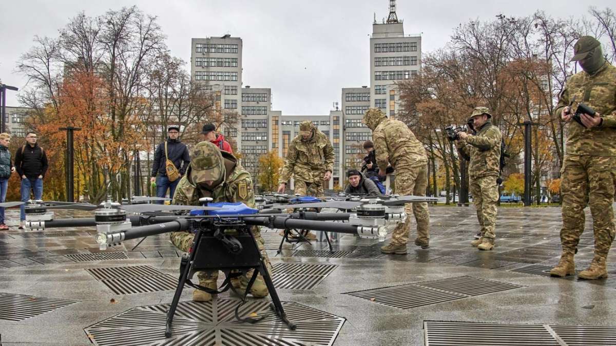 Al menos tres muertos en un ataque de un dron ucraniano contra una base aérea de Rusia