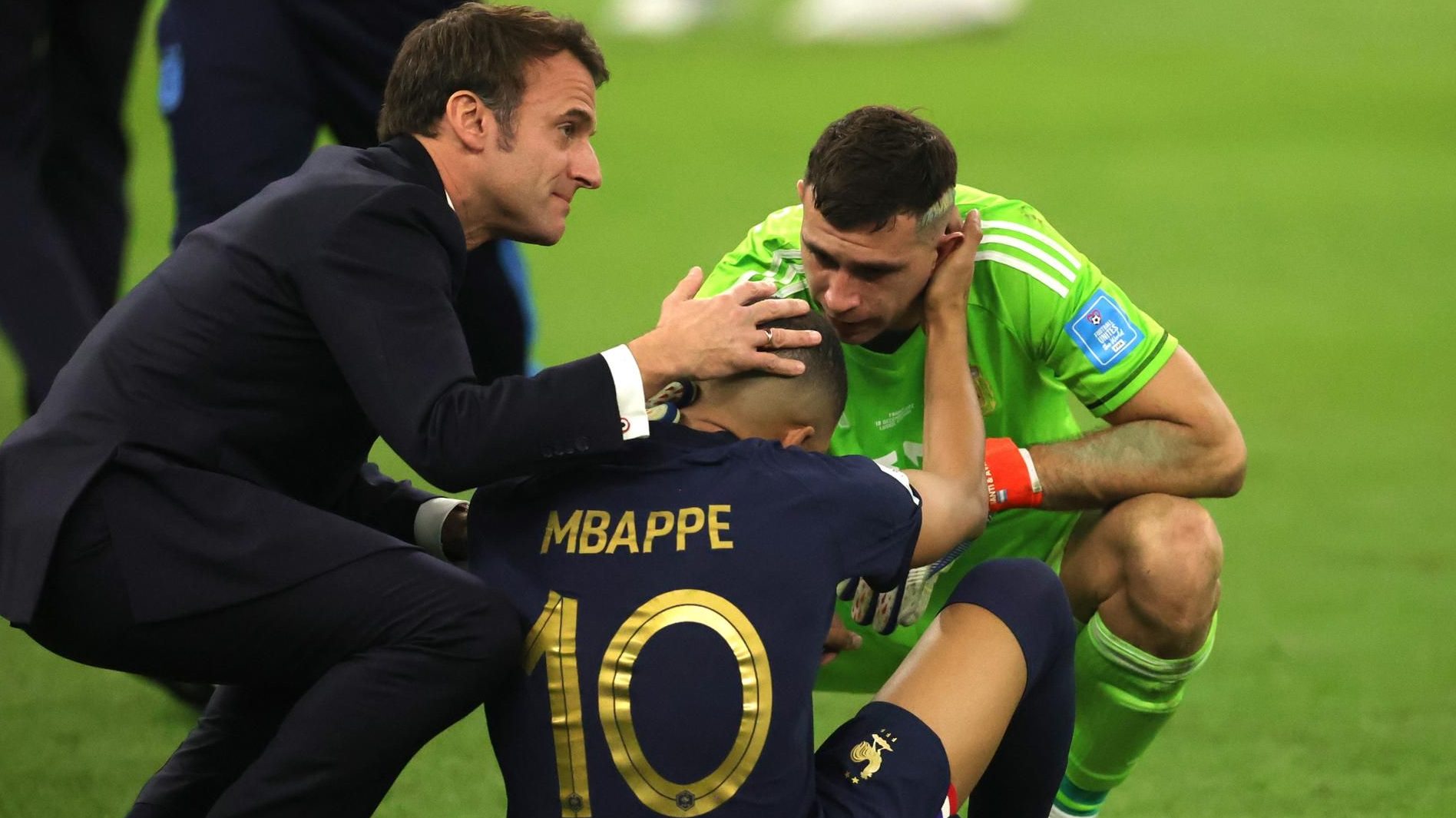 El presidente francés, Emmanuel Macron, consolando a pie de campo a Kylian Mbappé tras caer Francia ante Argentina en los penaltis