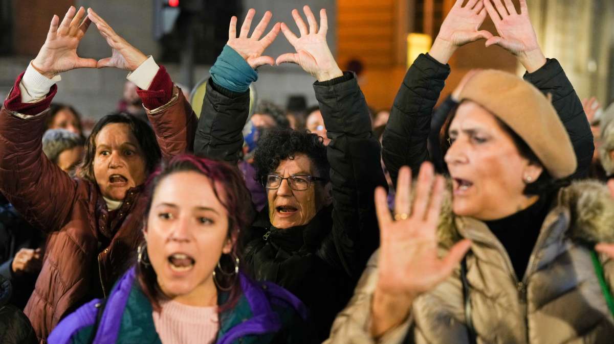 Violencia de género Casi un centenar de personas se han concentrado este jueves frente al Ministerio de Justicia, en Madrid, para protestar por los crímenes machistas registrados este último mes