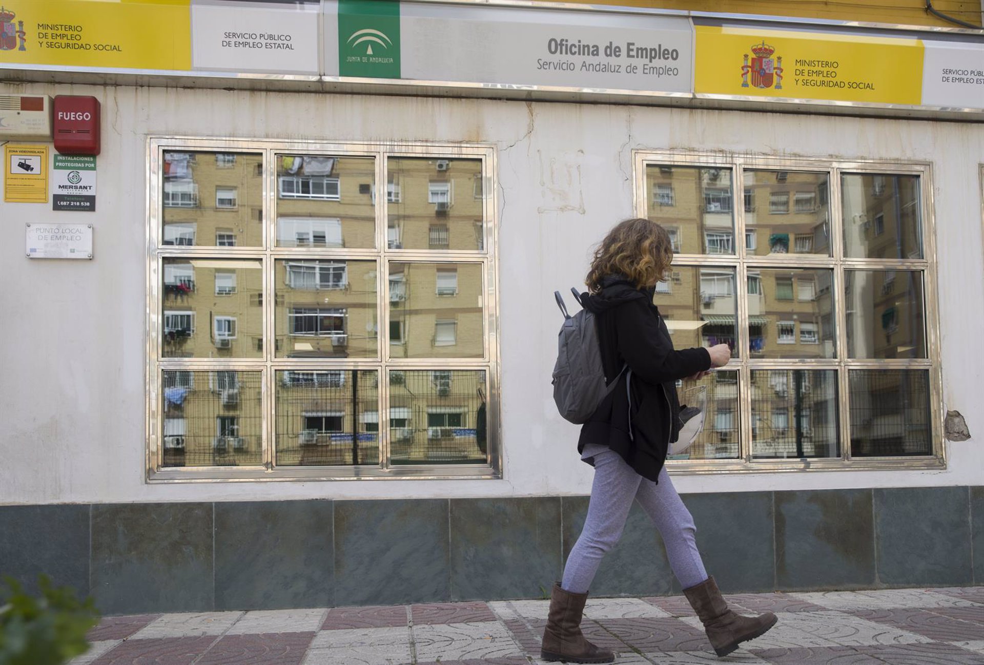 Una mujer sale de una oficina de empleo en Sevilla, en foto de archivo