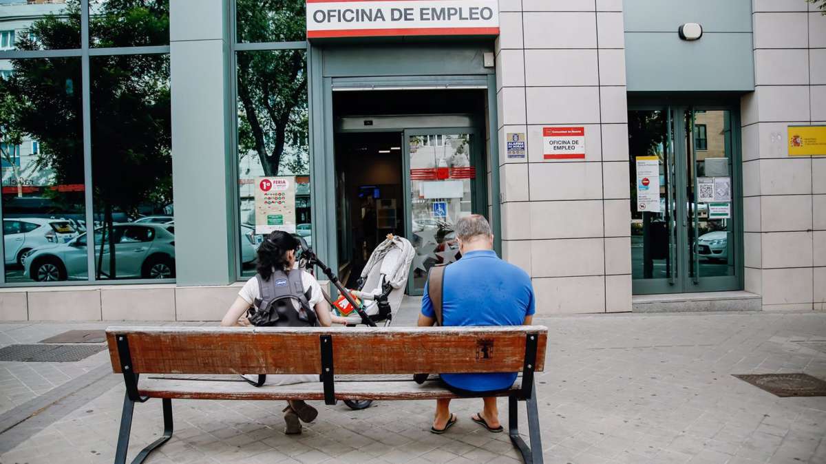 Paro: Dos personas esperan fuera de una oficina del Servicio Público de Empleo Estatal (Sepe)