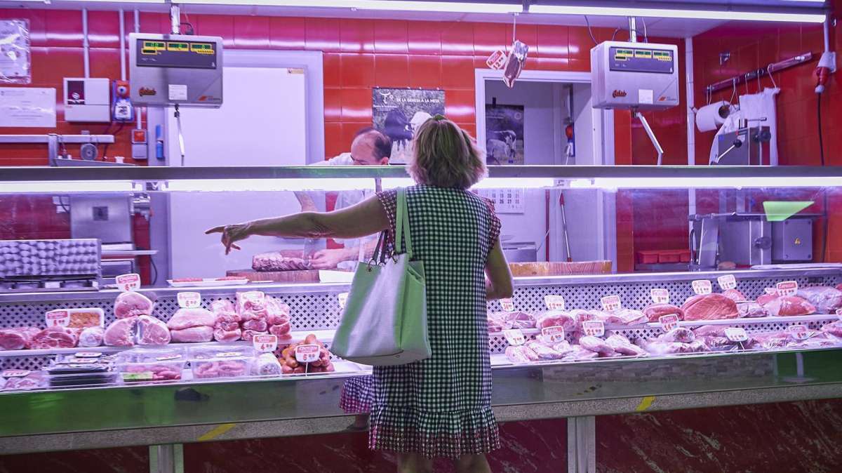 Un puesto de carne en el Mercado Municipal de Pacífico, en Madrid.