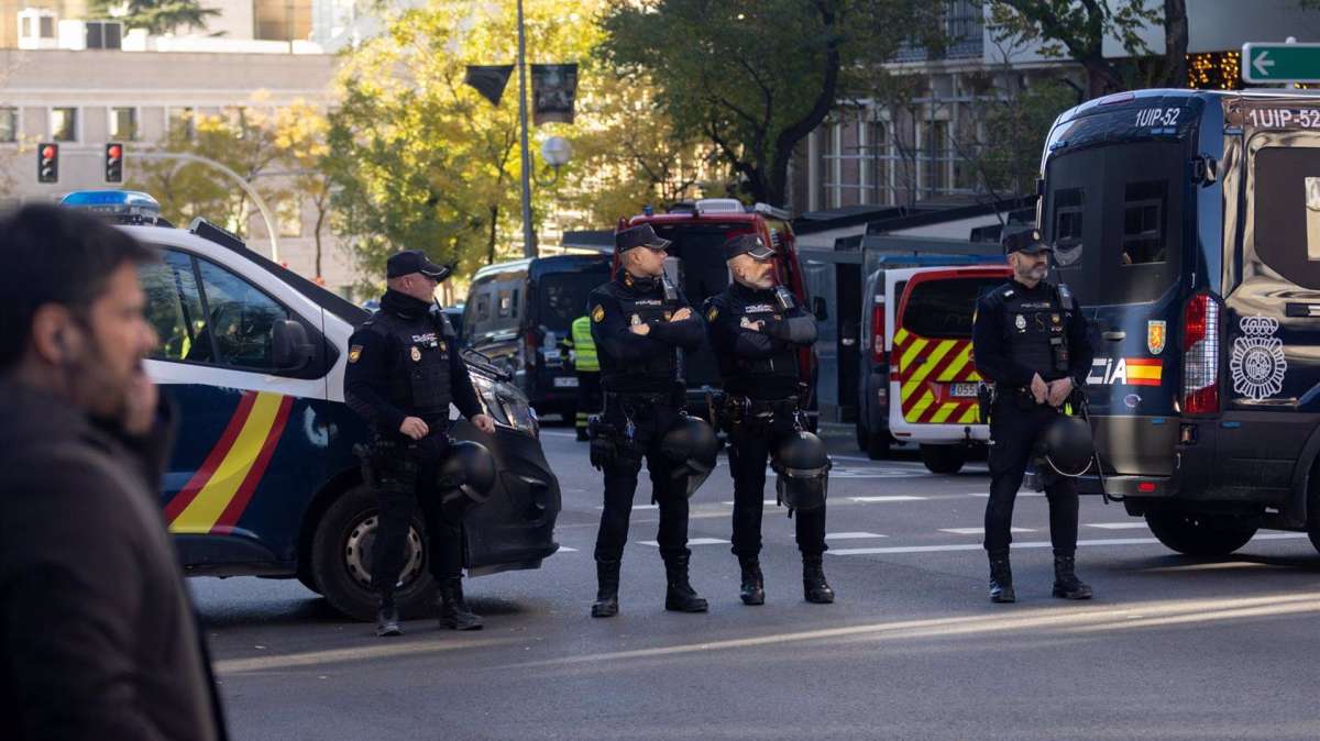 Agentes de la Policía Nacional en la Embajada de EEUU, donde ha llegado uno de los sobres explosivos