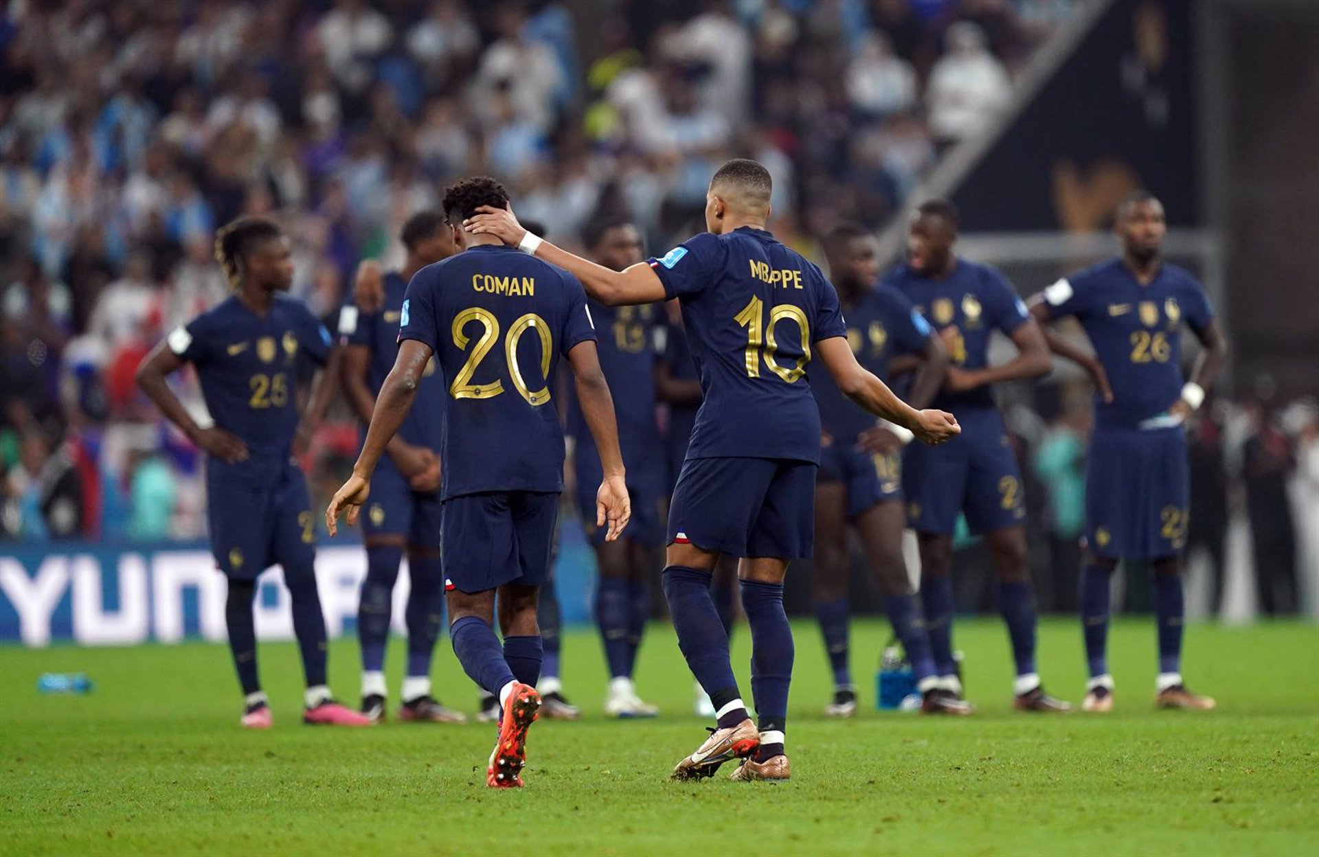 Kylian Mbappé consuela a Kingsley Coman tras fallar su penalti en la final del Mundial de Qatar