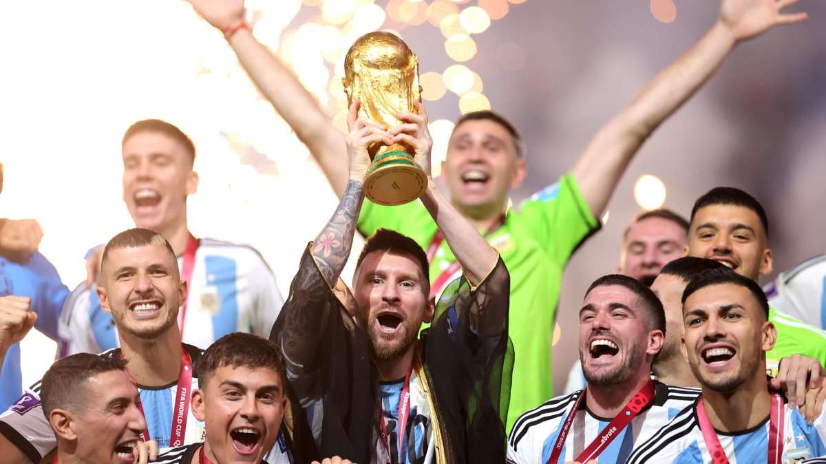 Messi levanta el trofeo que corona a Argentina como campeona del mundo