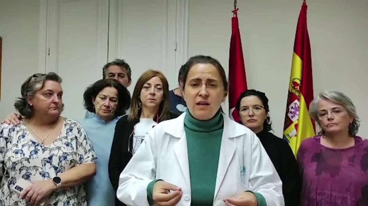 Un grupo de médicos madrileños cumple 48 horas de encierro en la Asociación de Vecinos de Manoteras