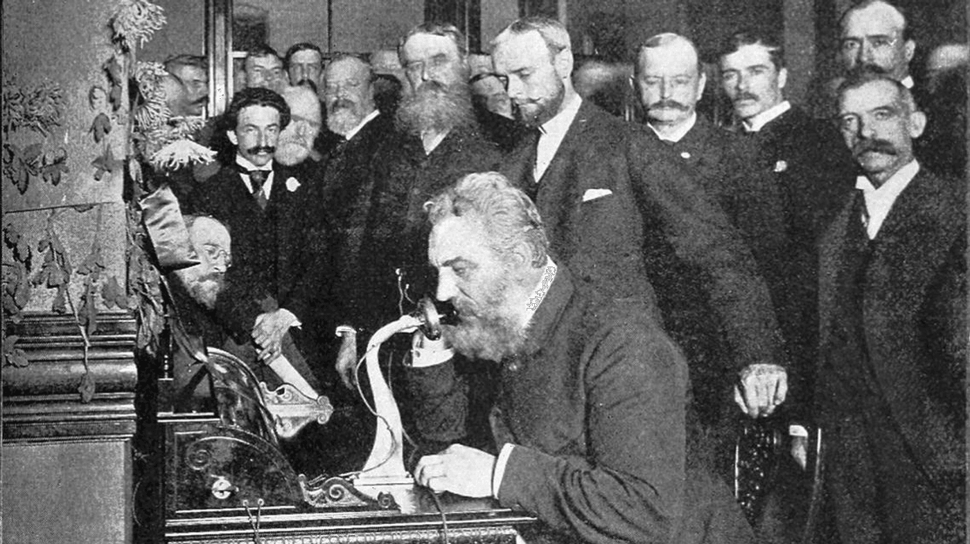 Alexander Graham Bell durante una dde las primeras llamadas telefónicas.