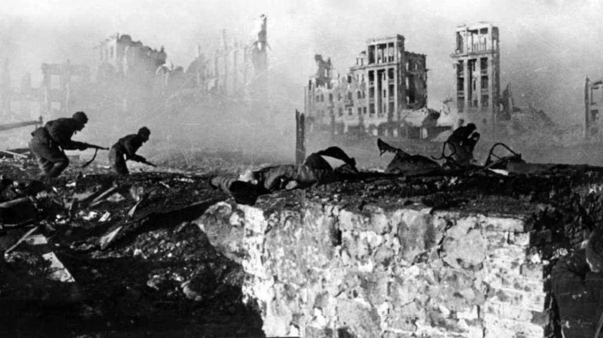 Ataque de soldados soviéticos en Stalingrado, enero de 1943. El edificio de los ferroviarios en ruinas está en el fondo.