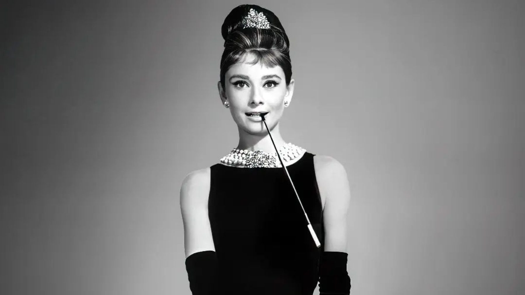 Audrey Hepburn como Holly en Desayuno con diamantes.