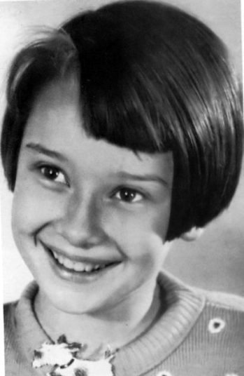 Audrey Hepburn, en una foto familiar cuando era una de niña.