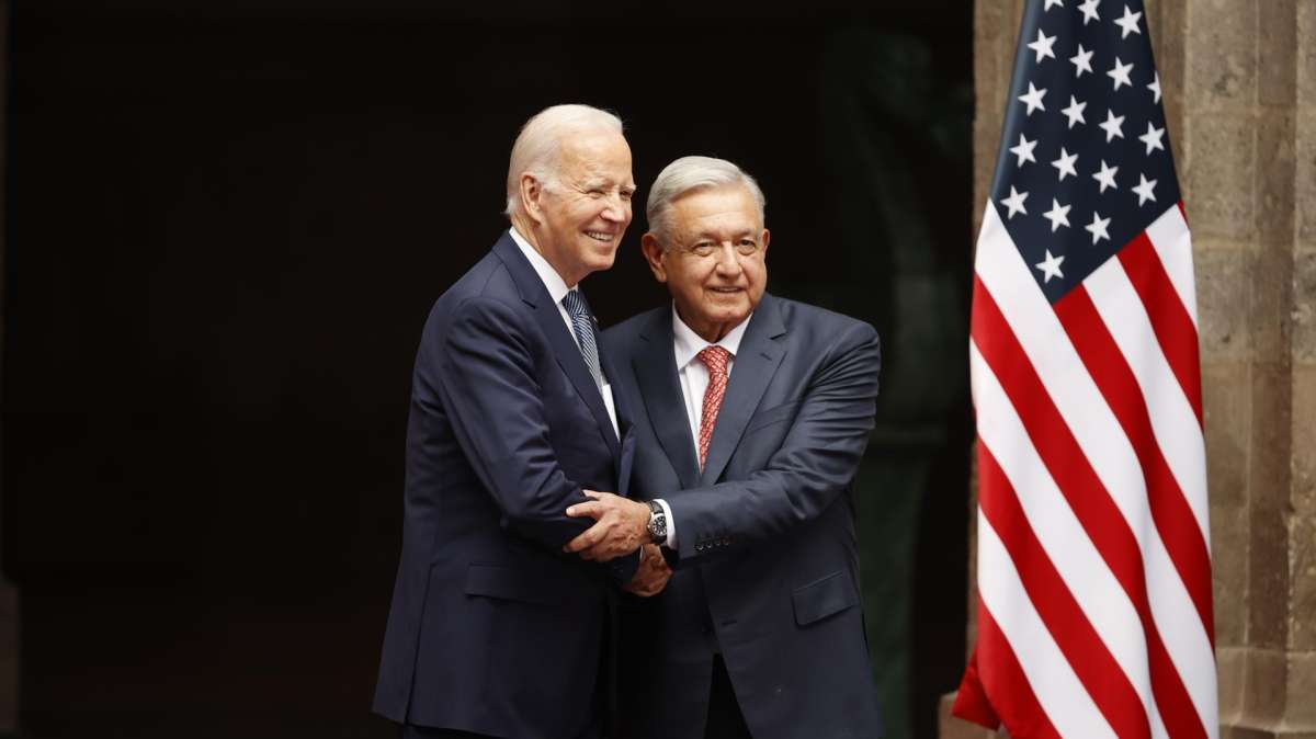 El presidente de EEUU, Joe Biden, saluda a su homólogo mexicano, Andrés Manuel López Obrador, este lunes en la Cumbre de Líderes de Norteamérica en Ciudad de México