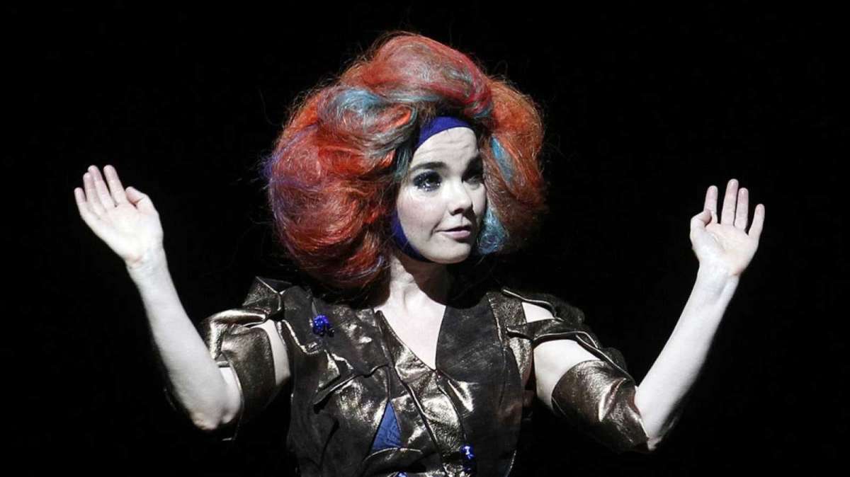 Björk durante un concierto en el Festival Internacional de Música Alternativa Lollapalooza de Chile en 2012.