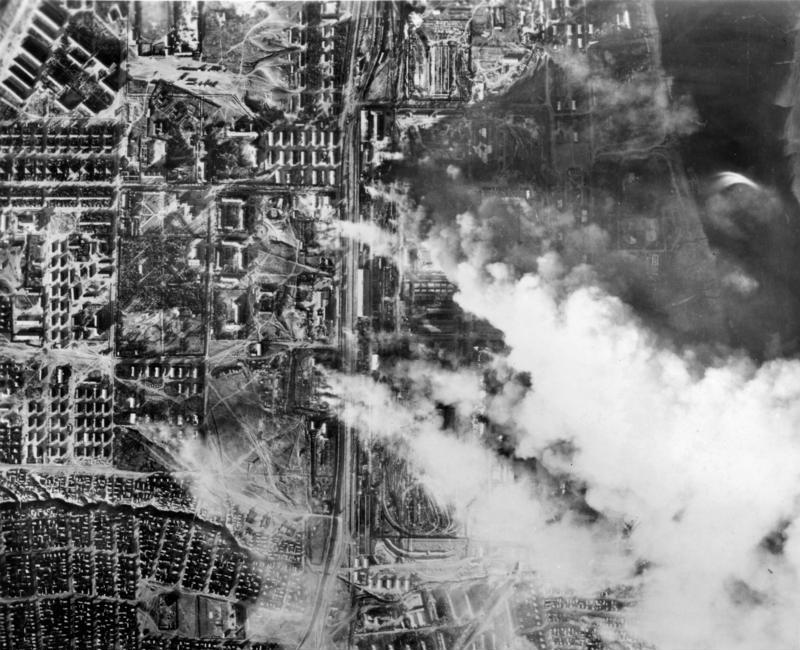 Bombardeo aéreo de la Luftwaffe alemana sobre Stalingrado en septiembre de 1942.