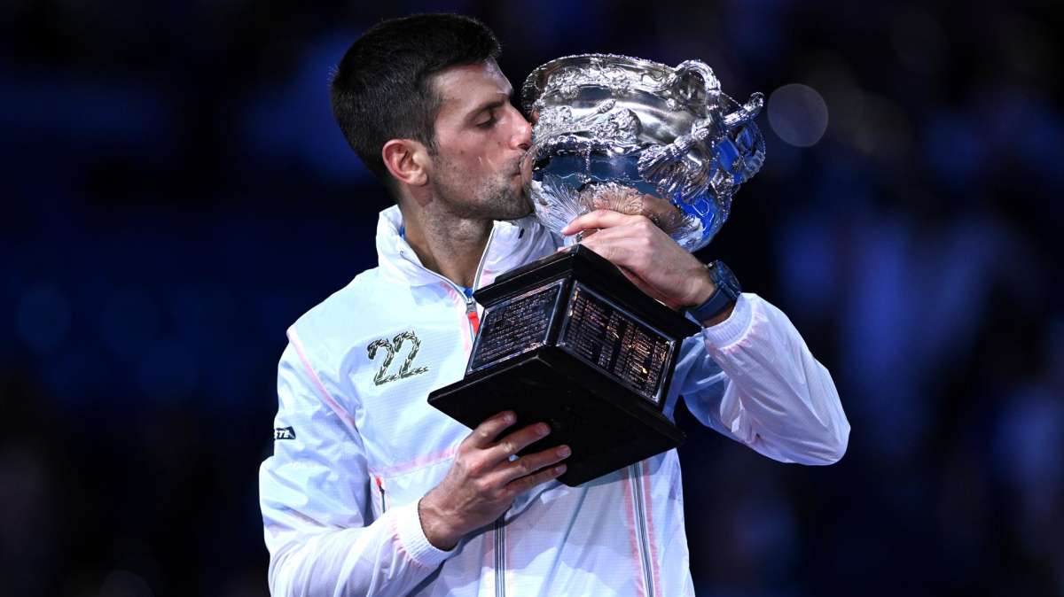 Djokovic con el trofeo de campeón del Abierto de Australia