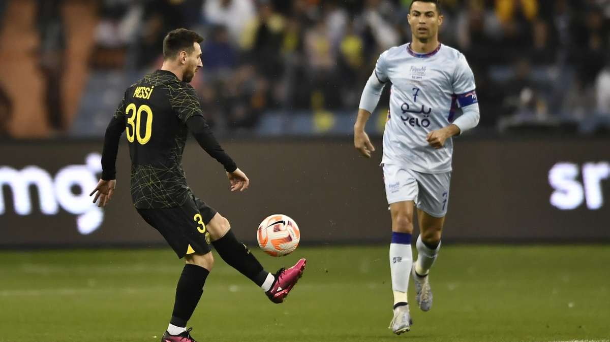El delantero del PSG Leo Messi disputa el balón con el delantero del Riyadh XI, Cristiano Ronaldo.