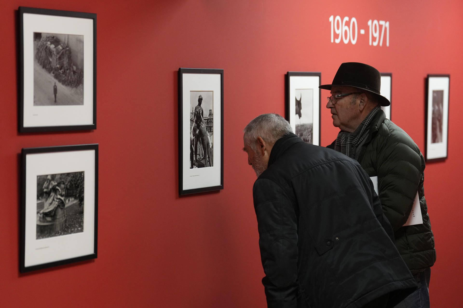  El espacio Foto Nostrum de Barcelona reúne medio centenar de las fotografías más icónicas del francés Robert Doisneau.