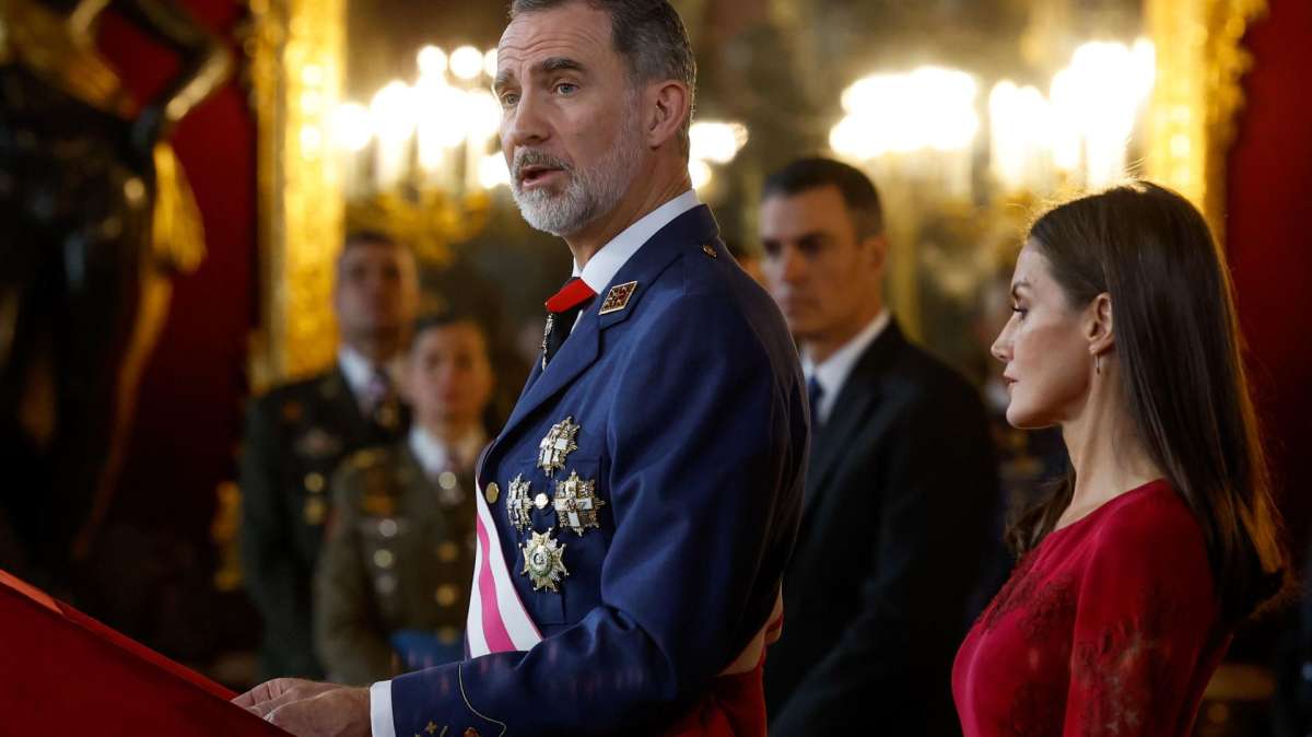 El rey Felipe VI (c) pronuncia un discurso junto a la reina Letizia, durante la celebración de la Pascua Militar