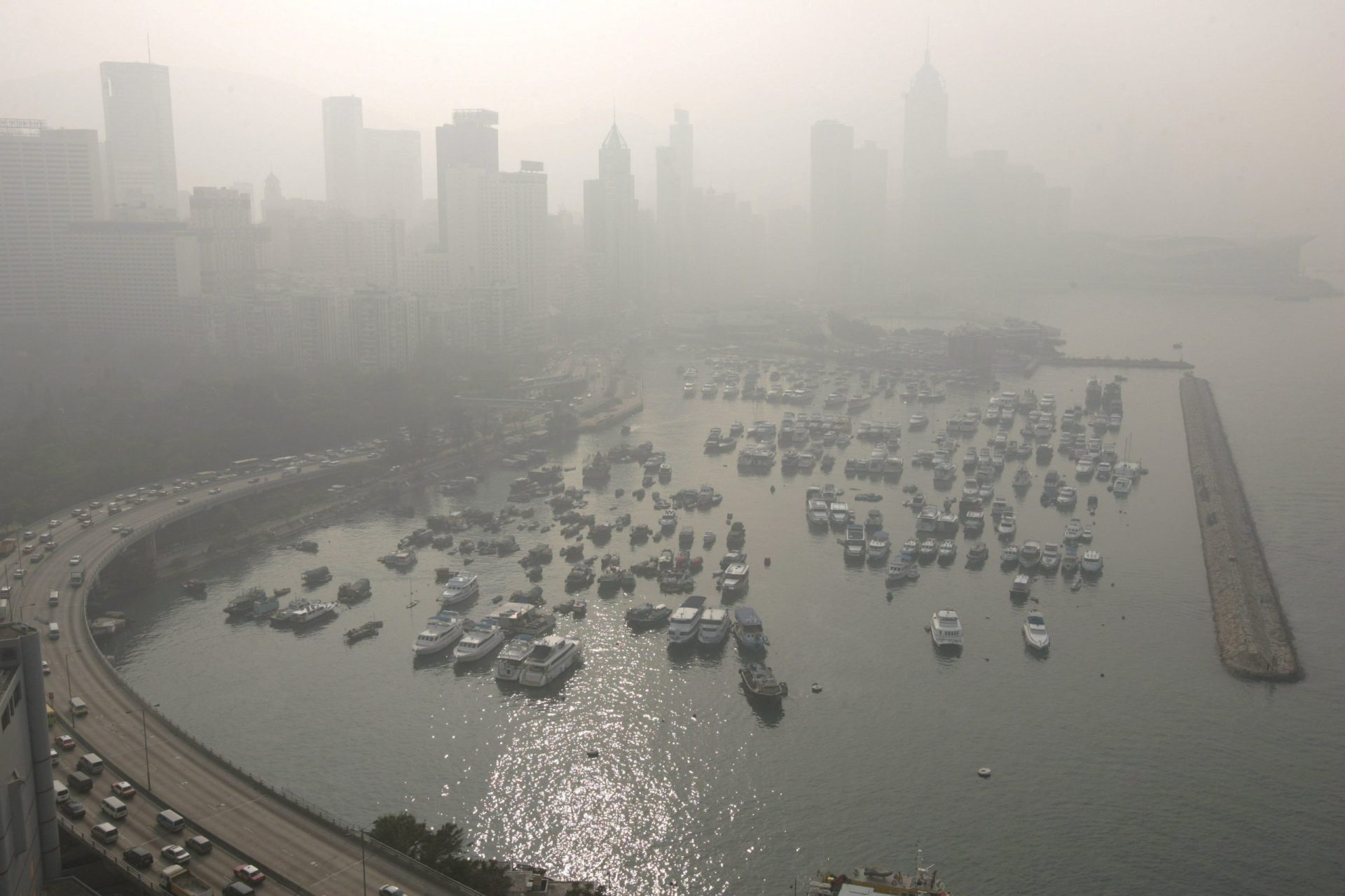 Fotografía de archivo de la contaminación en la bahía Causeway en Hong Kong, China.