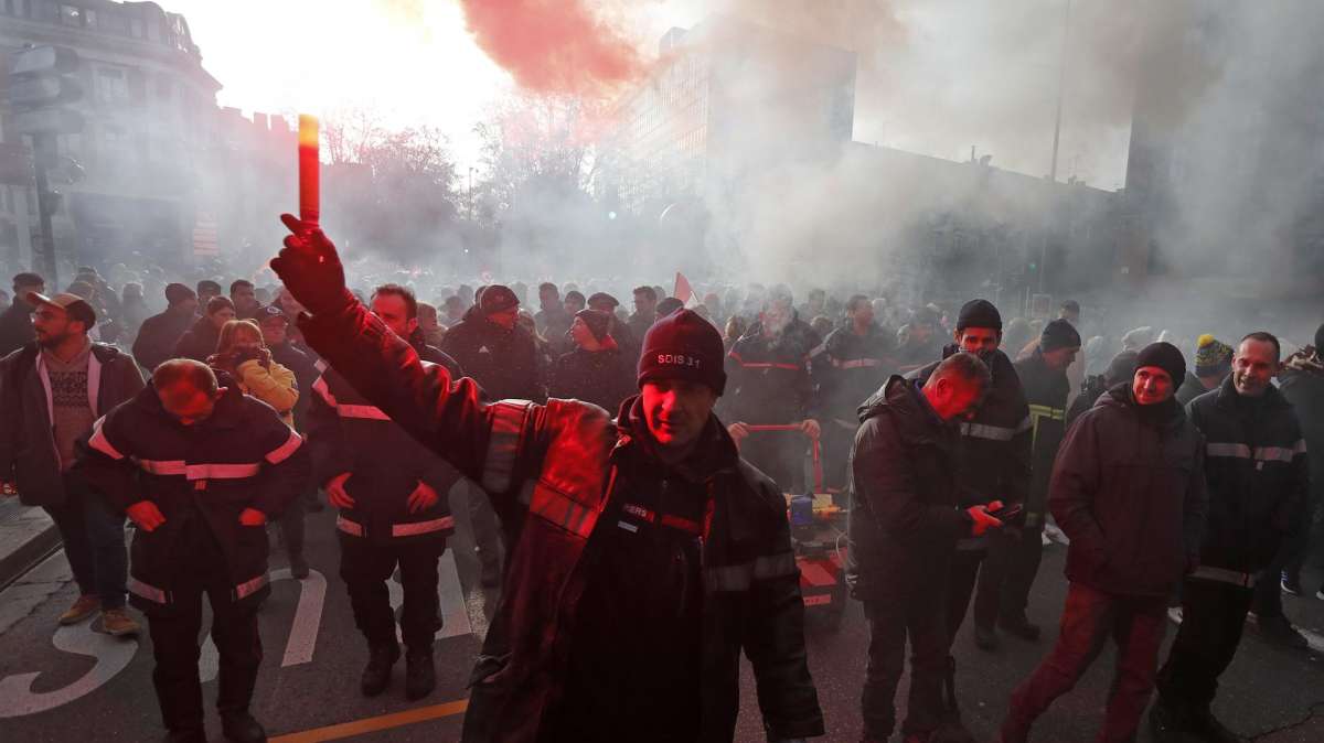 Protestas masivas en Francia y huelga en diversos sectores contra la reforma de pensiones de Macron