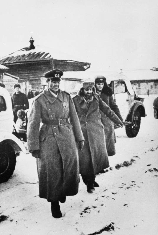 Friedrich von Paulus y los miembros de su Estado Mayor en el momento de rendirse a los Altos mandos soviéticos.