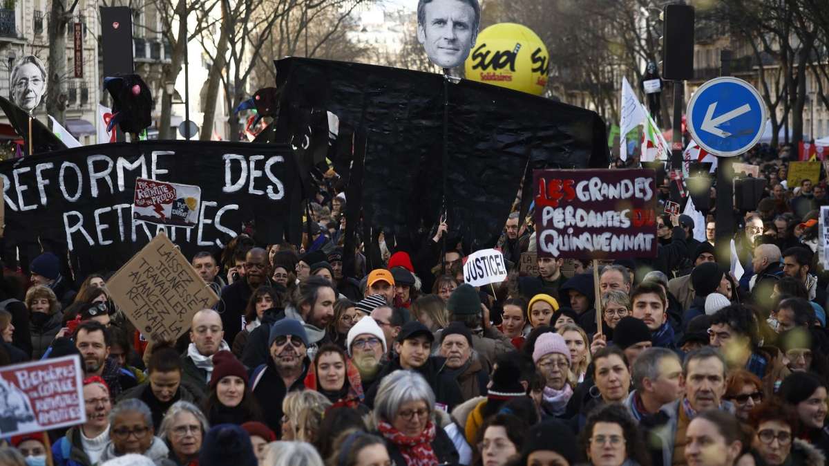 Francia vive "la mayor protesta en 25 años" en un nuevo pulso a Macron y su reforma de las pensiones
