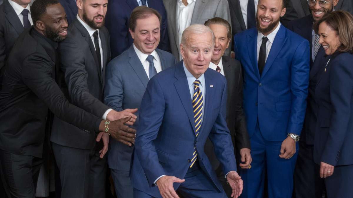 Joe Biden recibe en la Casa Blanca a los Golden State Warriors, campeones de la NBA en 2022.