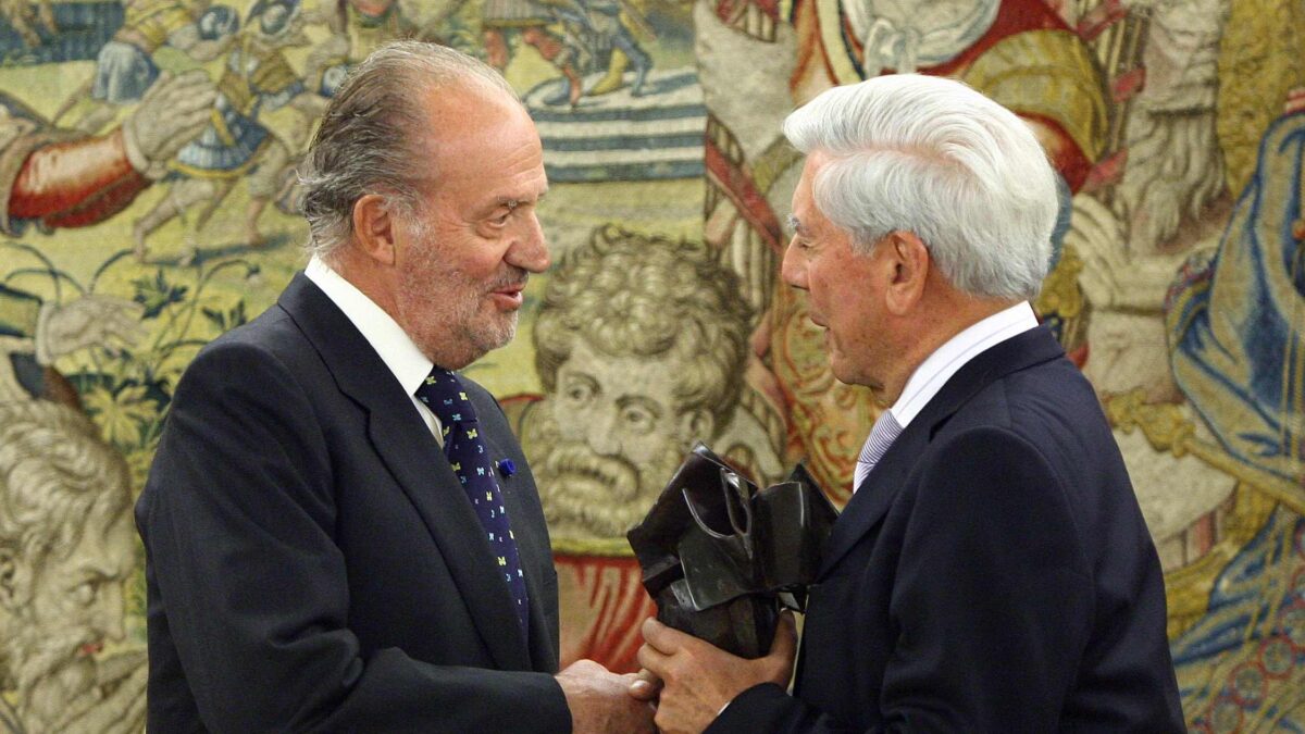 Juan Carlos I y Mario Vargas Llosa, en una foto de 2010.
