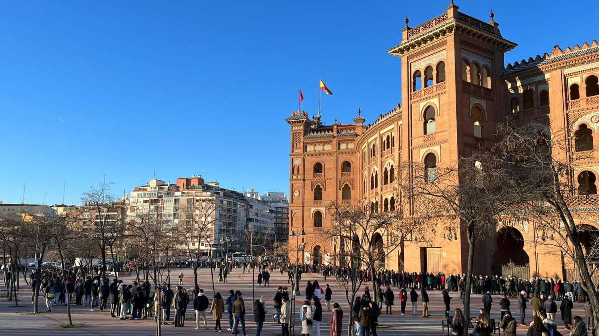 Una manifestación pacífica rodea Las Ventas