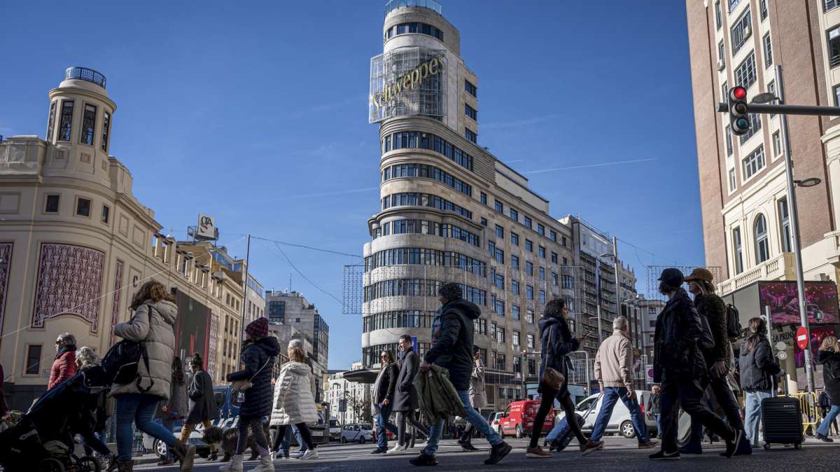 España notifica menos casos que antes de Nochevieja y la incidencia en mayores cae 12 puntos