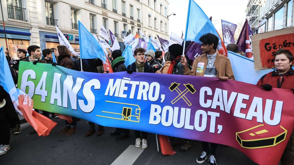 Miles de personas salen en París a protestar por la reforma de las pensiones