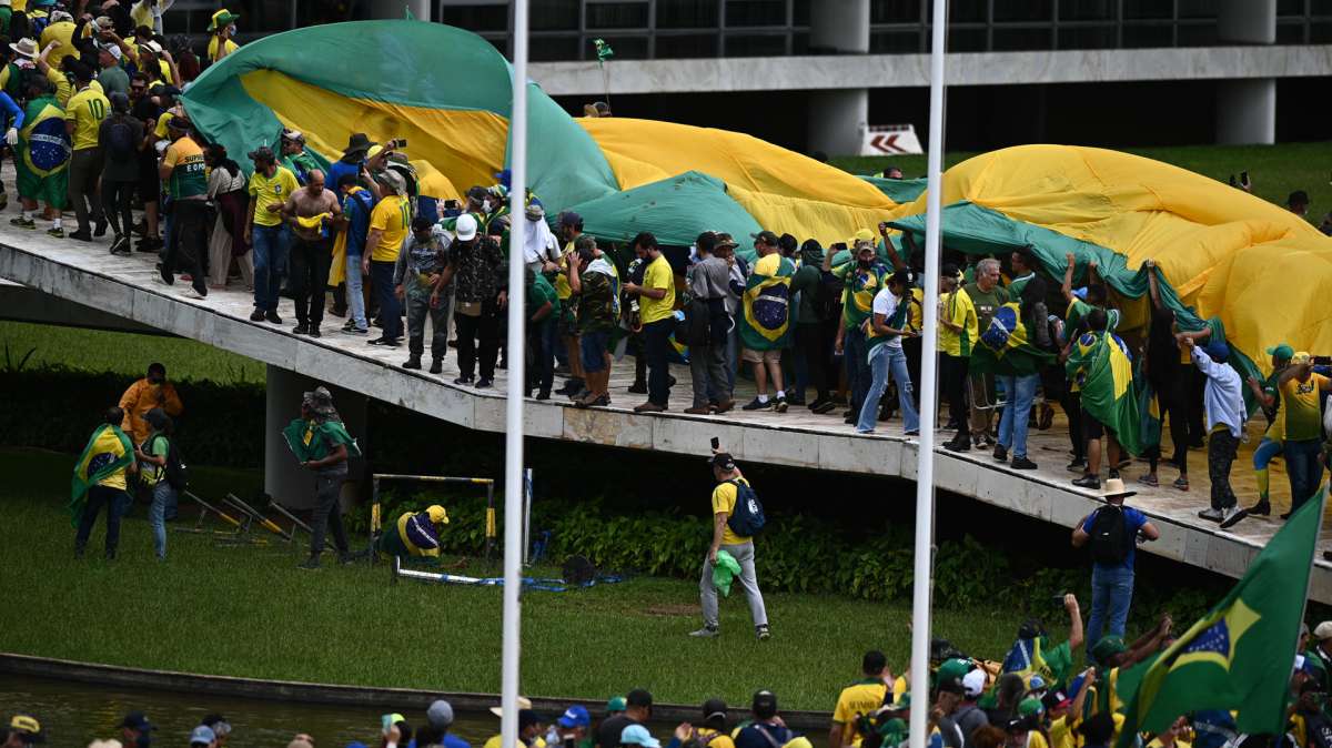 Golpe fallido en Brasil: Bolsonaro imita a Trump