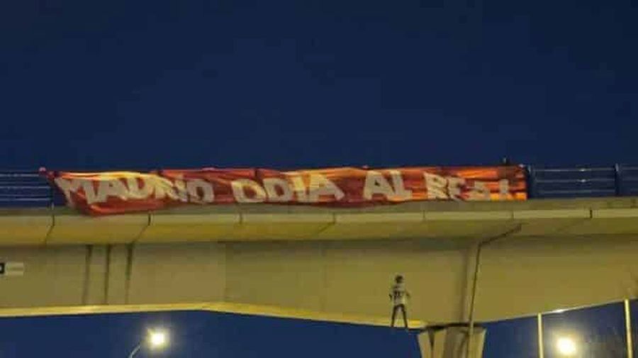 Cuelgan un muñeco de Vinicius de un puente antes del derbi de Copa: "Madrid odia al Real"