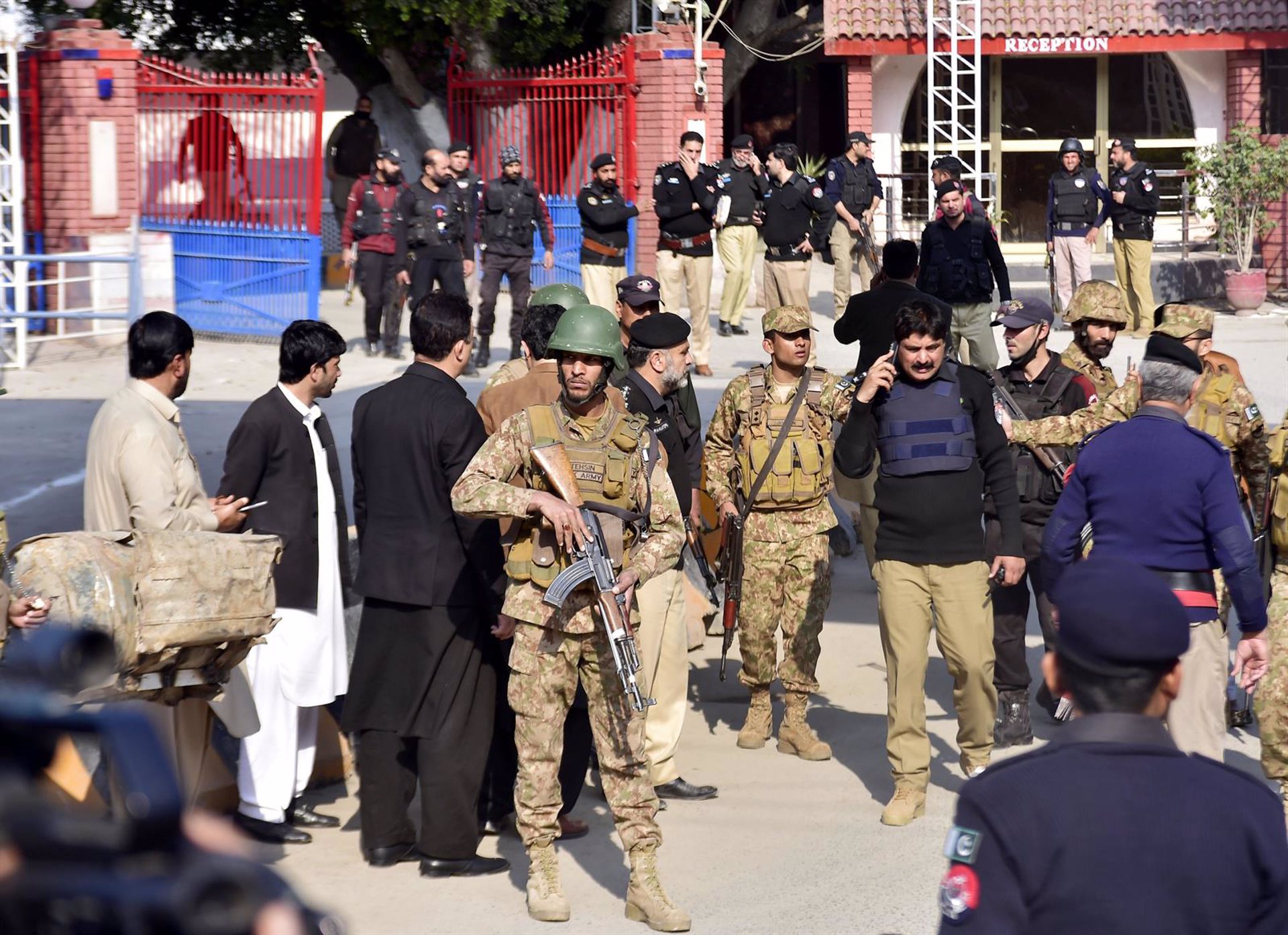 Personal de seguridad monta guardia en el lugar de la explosión en Peshawar, al noroeste de Pakistán.