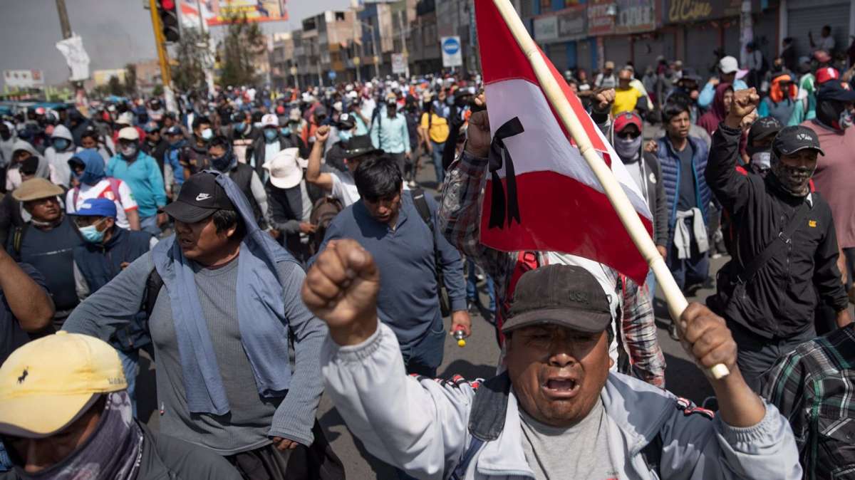 El Congreso de Perú otorga la confianza al nuevo primer ministro en un pleno marcado por las muertes en las protestas