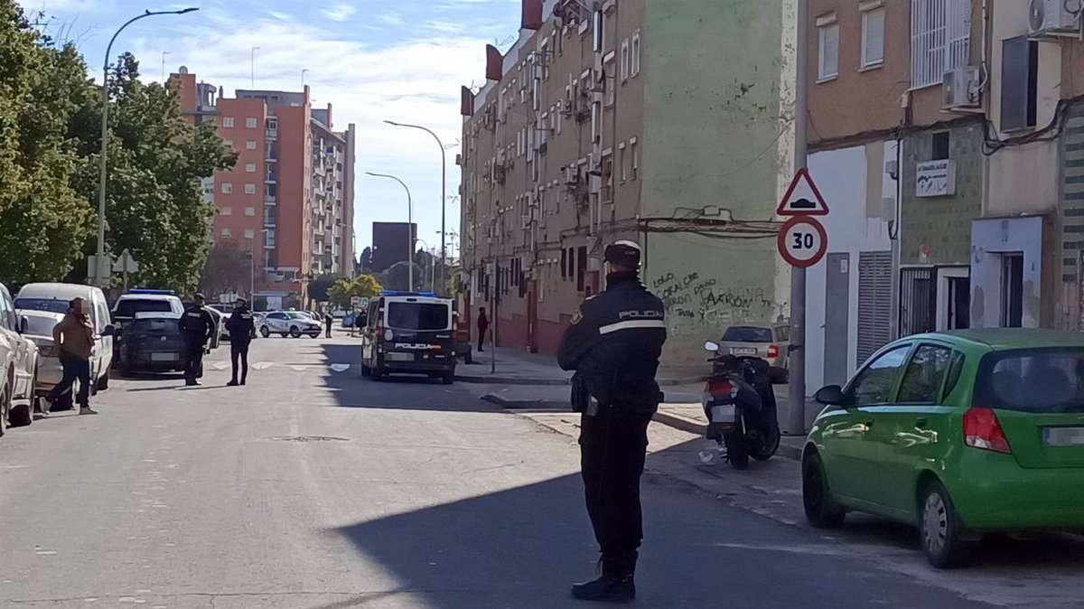 Policías cerca de la vivienda del hombre atrincherado en Huelva.