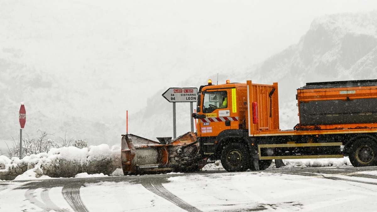 El temporal de nieve, viento y lluvia dificulta el tráfico en más de un centenar de vías principales