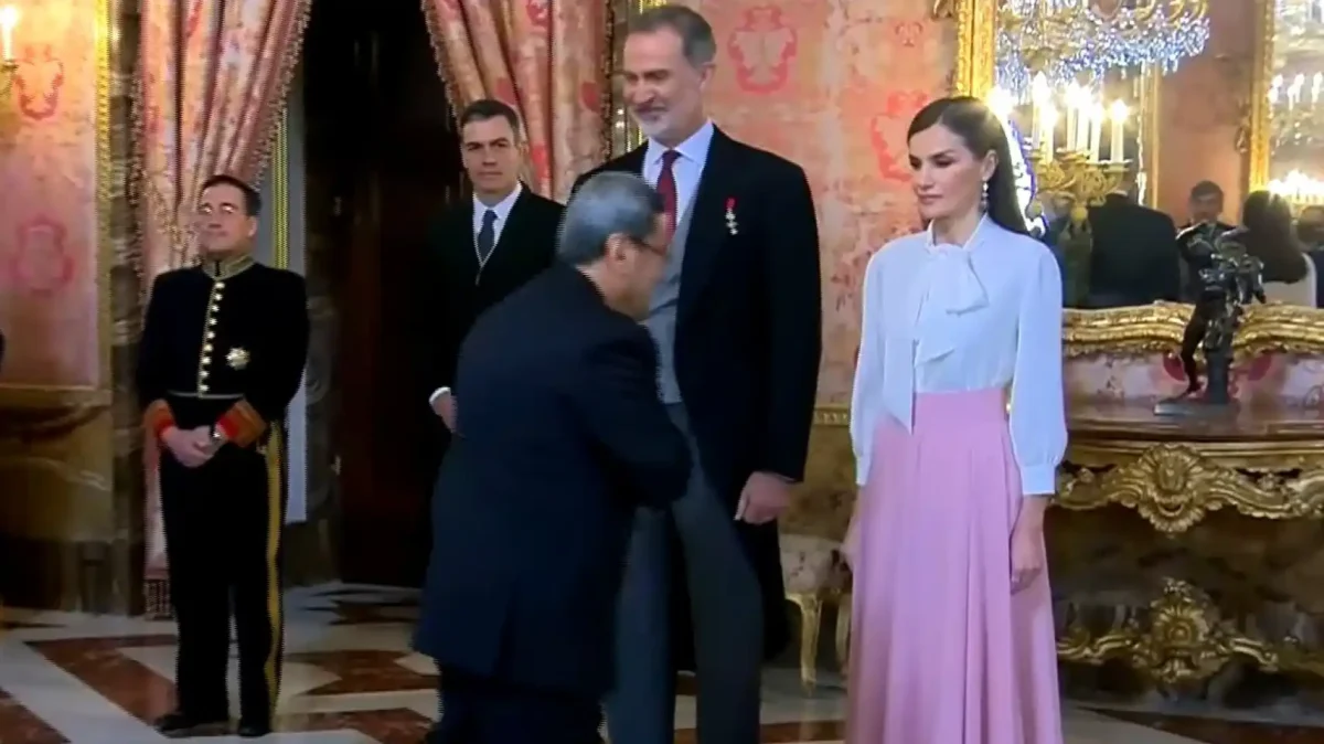 El embajador de Irán evita un año más dar la mano a la Reina Letizia
