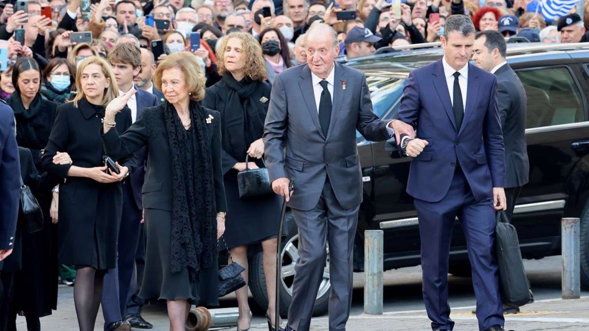 El Rey Felipe VI y Juan Carlos I, juntos pero no revueltos, en el funeral de Constantino