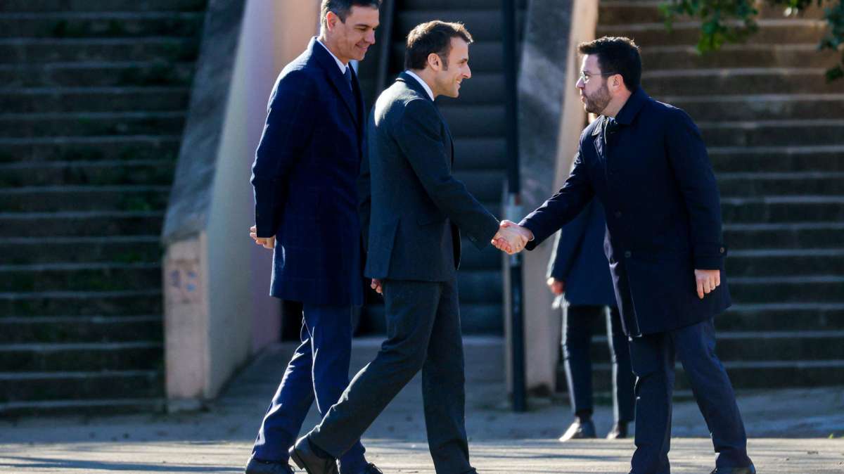 Aragonès plantó a Sánchez y Macron antes del himno por la "presencia del Ejército español"