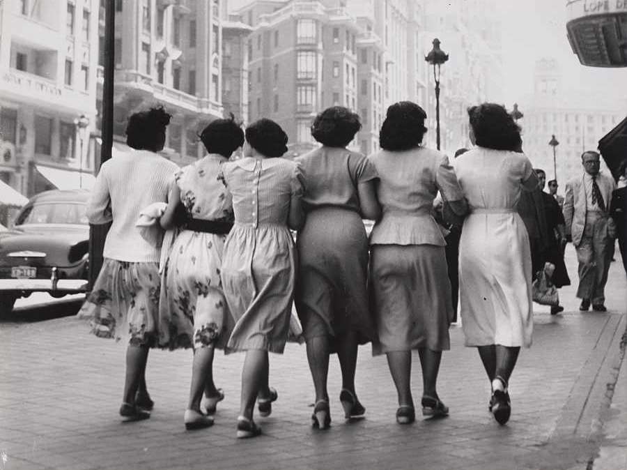Señoritas paseando por la Gran Vía de Madrid, 1953.