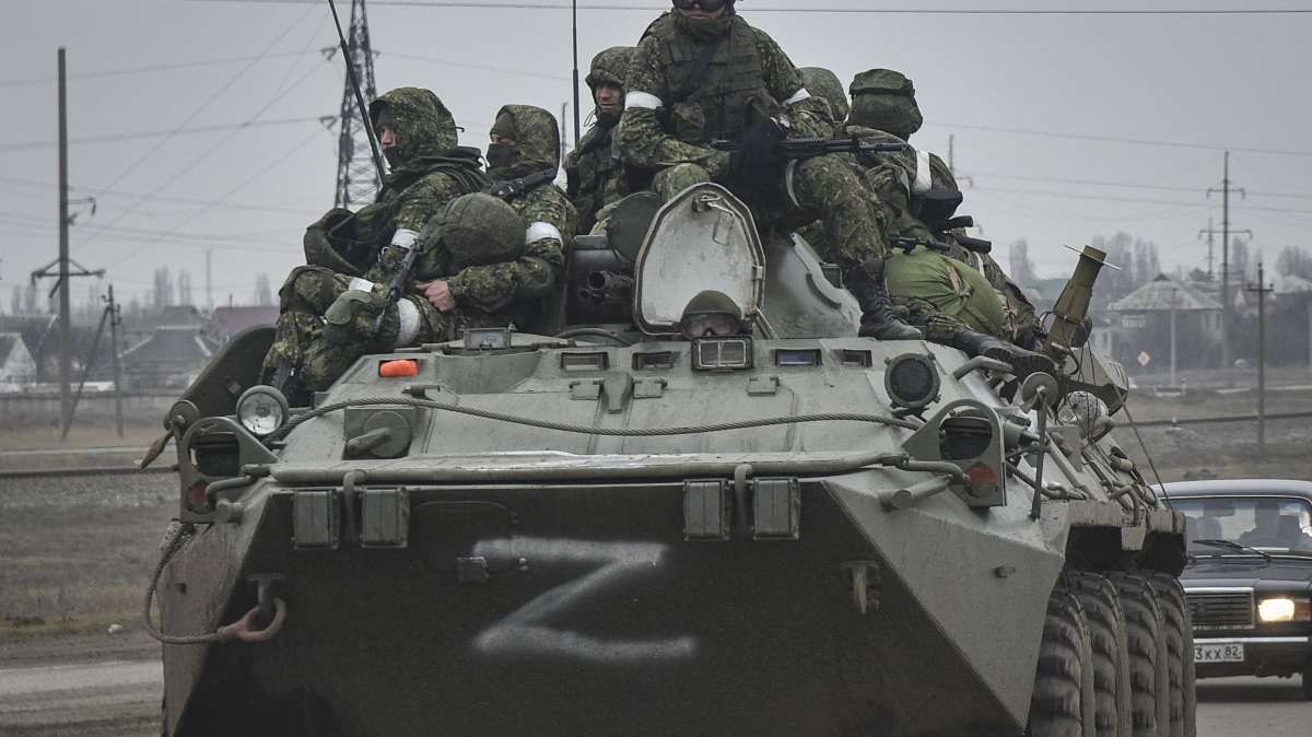 Soldados del ejército de Rusia, a bordo de un vehículo blindado