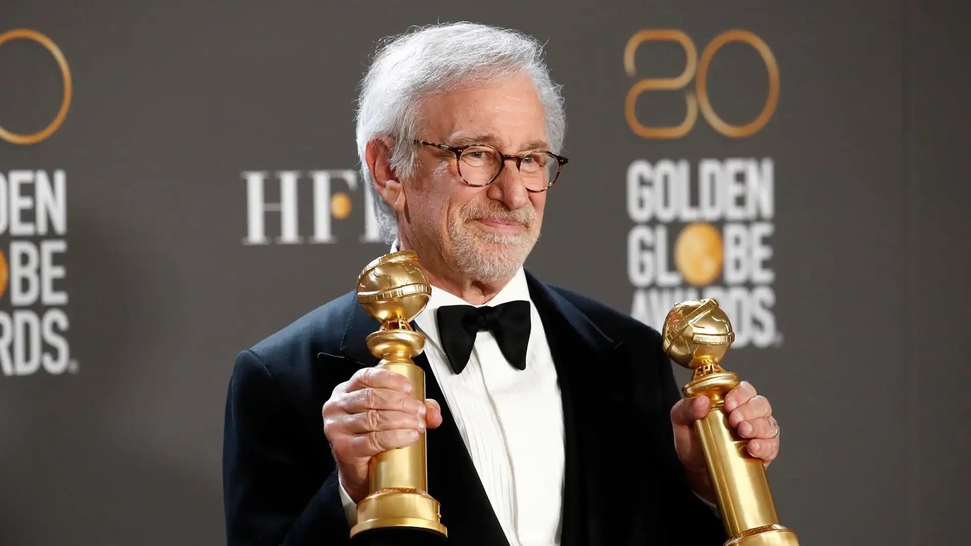  Steven Spielberg posa con los Globos de Oro a Mejor Director de Película y Mejor Película de Drama.
