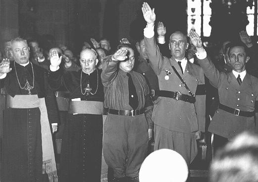 Varios obispos católicos junto a oficiales nazis.