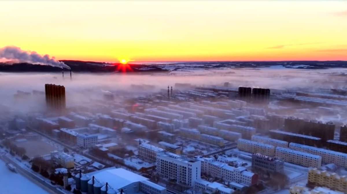 Vista panorámica de la ciudad china de Mohe bajo un enorme manto blanco.