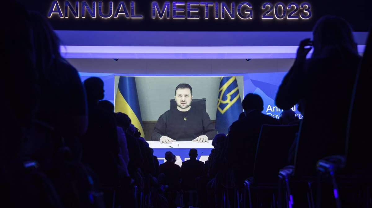 Zelenski pide en Davos más rapidez en tomar la decisión de enviar armas a Ucrania