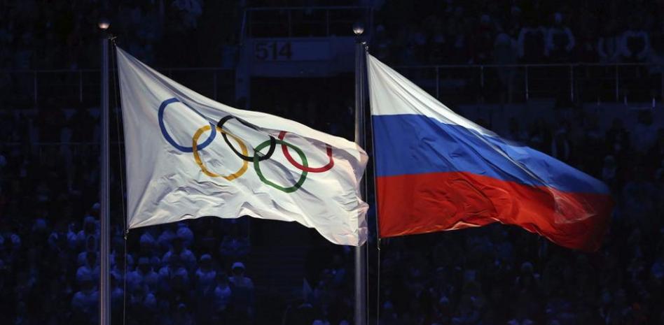 Las banderas de los Juegos Olímpicos y la rusa ondeando en Sochi 2014