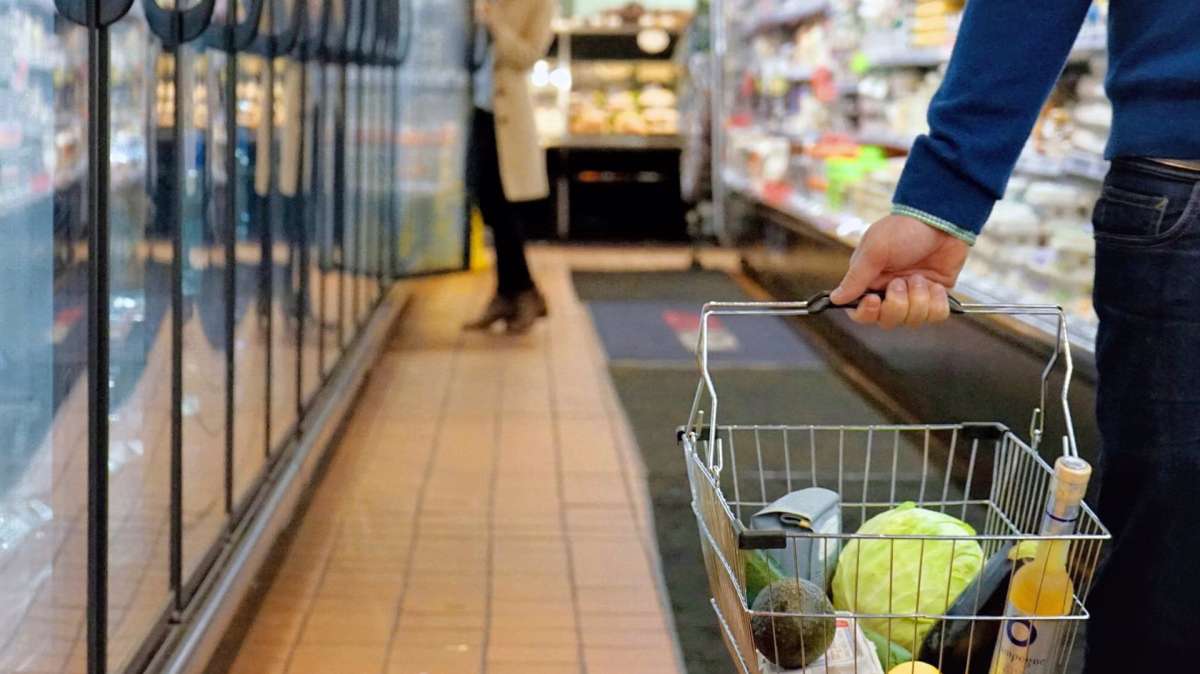 Los consumidores invitan a Calviño a ir a comprar "para que vea la realidad"