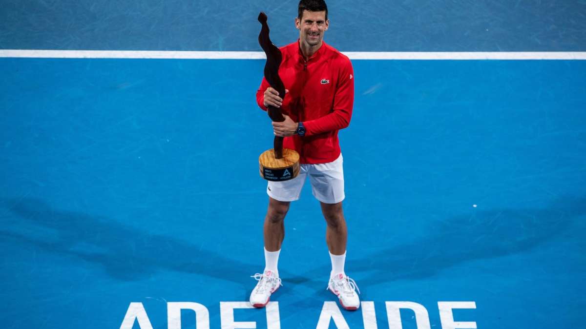 Djokovic posa con el trofeo de campeón en Adelaida